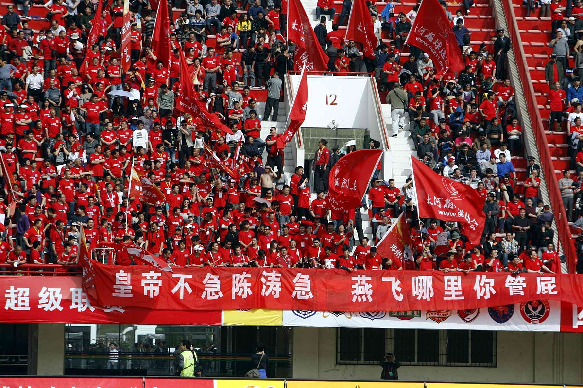 狂热足球迷的胜利之歌中国足球联赛掀起新热潮